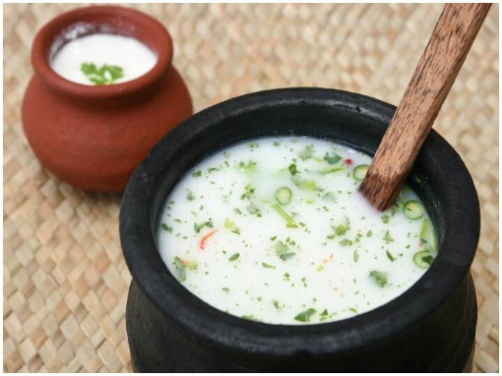 छाछ-  अगर आपको पतला होना है तो खाने में छाछ का उपयोग जरूर करें. छाछ में हेल्दी बैक्टीरिया, कार्बोहाइड्रेट और लेक्टोज होता है जिससे रोग प्रतिरोधक क्षमता बढ़ती है. फिगर को मेंटेन करने के लिए आप खाने के साथ प्लेन या मसाला छाछ पी सकते हैं.