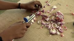 PHOTO: कांदा चिरताना आईच्या डोळ्यात पाणी आले म्हणून मुलाने बनवला स्मार्ट चाकू