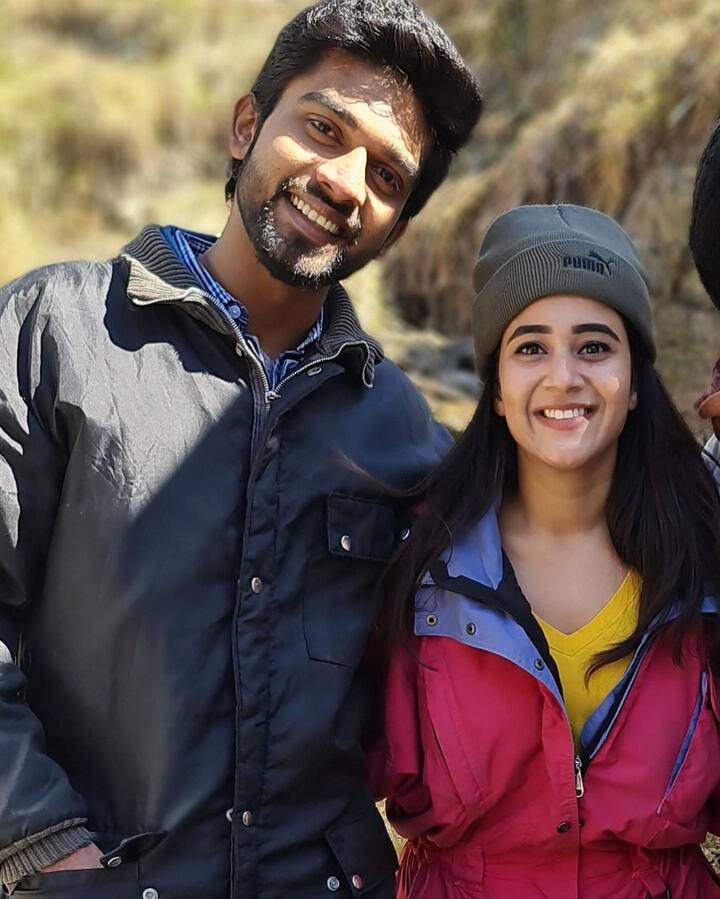 కానీ, అప్పటికే అతడు వేరో అమ్మాయిని ప్రేమిస్తాడు. ఆమె కూడా అతడితో మనాలిలో ఉంటుంది. అతడి ప్రేమ ఉన్నా.. మనసు చంపుకుని పెళ్లికి ఏర్పాట్లు చేస్తుంది. మరోవైపు మనసులోనే కుమిలిపోతూ కన్నీళ్లు ఆపుకుంటుంది. పెళ్లి రోజు ఆనంద్ గర్ల్‌ఫ్రెండ్ మాయా స్లామ్ బుక్‌ చూస్తుంది. ఆమె ఆనంద్‌ను ప్రేమిస్తుందని తెలుసుకుంటుంది. - Image Credit: Deepthi Sunaina/Instagram