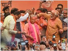 Elections Result 2022: શાનદાર જીત બાદ યોગીએ લખનૌ બીજેપી ઓફિસમાં રમી હોળી, જુઓ તસવીરો