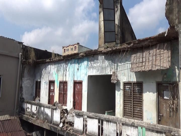 The 40-year-old shopping mall building in Thiruvarur has collapsed, causing a stir திருவாரூரில் 40 ஆண்டுகள் பழமையான வணிக வளாக கட்டடம் இடிந்து விழுந்ததால் பரபரப்பு