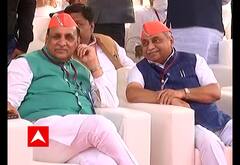 મોદીના કાર્યક્રમમાં સૌથી પહેલા સ્ટેજ પર કયા મંત્રી પહોંચ્યા? મીડિયાને જોઇ રૂપાણી-નીતિન પટેલે શું કર્યું?