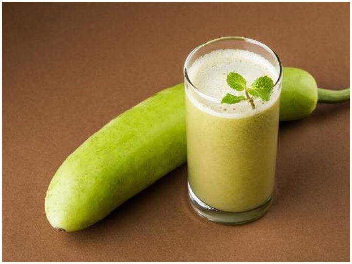 लौकी-  गर्मी में खाई जाने वाली हरी सब्जियां जैसे लौकी और तोरई भी वजन कम करने का काम करती हैं. लौकी खाने से पाचन बेहतर होता है, जिससे वजन घटाने में मदद मिलती है. लौकी खाने से शरीर को विटामिन ए, विटामिन सी, कैल्शियम, आयरन, मैग्नीशियम पोटेशियम और जिंक मिलता है.