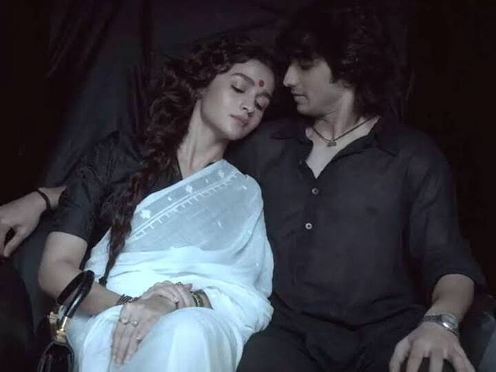 फिल्म गंगूबाई काठियावाड़ी में एक्ट्रेस आलिया भट्ट और शांतनु माहेश्वरी पहली बार स्क्रीन शेयर करते नजर आए हैं. हाल ही में रिलीज हुई इस फिल्म में दोनों की केमिस्ट्री को दर्शकों ने खूब पसंद किया है.