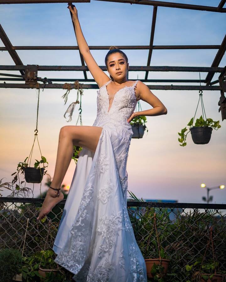 आए दिन टीना दत्ता सोशल मीडिया पर अपनी तस्वीरों और वीडियो के जरिए कहर बरपाती रहती हैं. फैंस भी उनकी एक झलक देखने के लिए काफी बेताब रहते हैं.