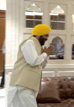 ਕੇਜਰੀਵਾਲ ਦੇ ਪੈਰ ਛੂਹੇ, ਮੁਸਕਰਾ ਕੇ ਜੱਫੀ ਪਾ ਮਿਲੇ ਮਾਨ, ਹੁਣ ਸਹੁੰ ਚੁੱਕਣ ਦੀਆਂ ਤਿਆਰੀਆਂ ਵੇਖੋ ਤਸਵੀਰਾਂ