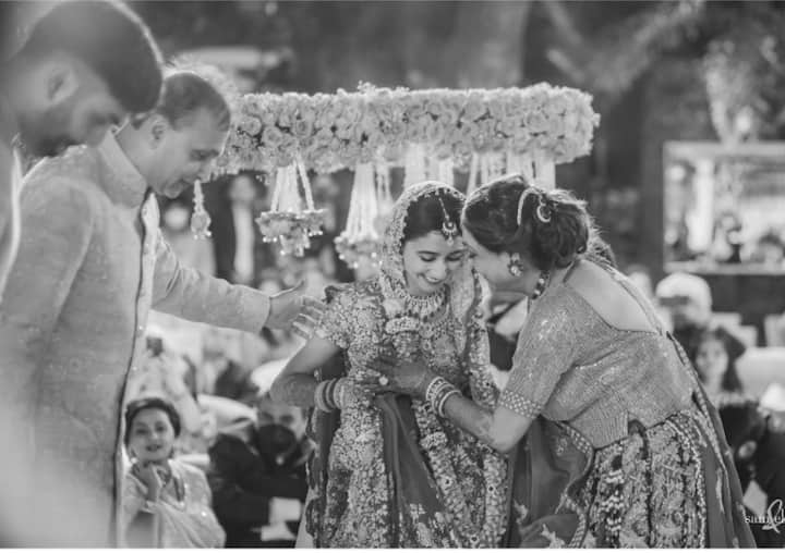 या फोटोंमध्ये अंबानी परिवार एकत्र धमाल करताना दिसत आहे.