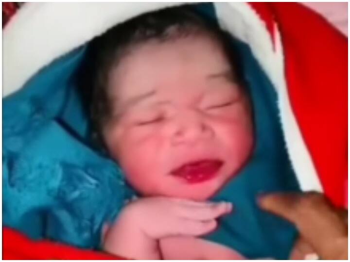 Viral Video Newborn child gave Pushpa pose allu arjun viral video नवजात बच्चे ने दिया पुष्पा वाला पोज, स्वैग देख फिदा हुई पब्लिक, देखें दिल छू लेने वाला वीडियो