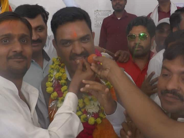 After winning the election from Kannauj Sadar seat, Asim Arun met SP's candidate Anil Dohre ann UP Result 2022: चुनाव जीतने के बाद बीजेपी नेता असीम अरुण ने किया ऐसा काम, हर कोई कर रहा है तारीफ
