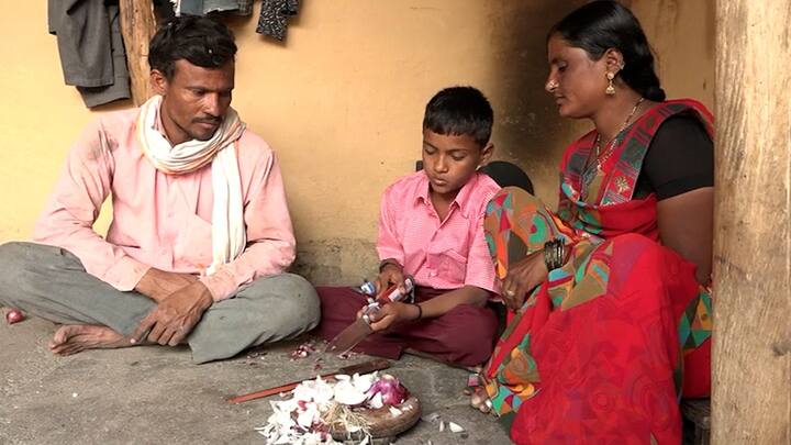 कांदा चिरताना आईच्या डोळ्यातून पाणी आले म्हणून सातवीच्या मुलाने चक्क स्मार्ट चाकू बनवला.