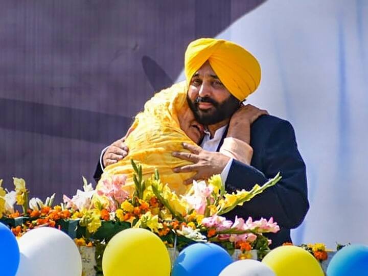 Harbhajan Singh congratulates Bhagwant Mann on AAP's historic victory in Punjab, shares this picture पंजाब में AAP की ऐतिहासिक जीत पर हरभजन सिंह ने दी भगवंत मान को बधाई, शेयर की ये तस्वीर