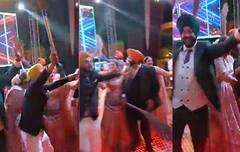 AAP ਨੂੰ ਪੰਜਾਬ 'ਚ ਮਿਲੀ ਜਿੱਤ ਦੀ ਖੁਮਾਰ ਲੋਕਾਂ ਦੇ ਸਿਰ ਚੜਿਆ, ਵਿਆਹ 'ਚ ਝਾੜੂ ਫੜ੍ਹ ਕੇ ਕੀਤਾ ਡਾਂਸ