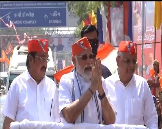 PM મોદીનો રોડ શો સફળ કરવા ગુજરાતના કયા મંત્રી કાફલાની આગળ પગપાળા ચાલીને આપતાં રહ્યા માર્ગદર્શન? જુઓ વીડિયો