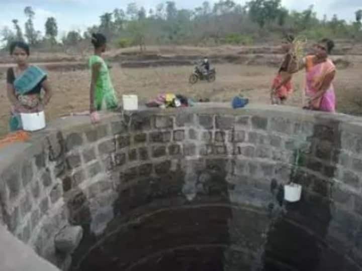 Villagers facing water scarcity in many villages of Madhya Pradesh when asked the question the people responsible got away ANN रातभर कुएं के पास लगती लंबी लाइन और गंदा पानी पीने को लोग मजबूर, जानें मध्य प्रदेश के गांवों की बदहाली