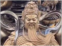 शख्स ने अपनी अद्भुत क्रिएटिविटी से सूखे पेड़ को सुंदर कलाकृति में बदला, देखें वीडियो