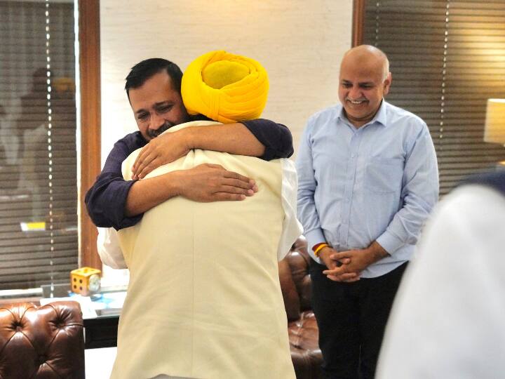 पंजाब में आम आदमी पार्टी (आप) की शानदार जीत के एक दिन बाद, उसके मुख्यमंत्री पद के उम्मीदवार भगवंत मान ने शुक्रवार को दिल्ली के मुख्यमंत्री और पार्टी के राष्ट्रीय संयोजक अरविंद केजरीवाल से उनके आवास पर मुलाकात की.