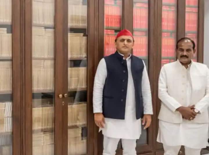 योगी सरकार के एक और मंत्री ने भी स्वामी प्रसाद मौर्य के नक्शेकदमों पर चलते हुए बीजेपी छोड़ सपा का दामन थाम लिया था. उन्होंने सपा के टिकट पर घोसी सीट से चुनाव लड़ा और उन्हें जीत हासिल हुई है.