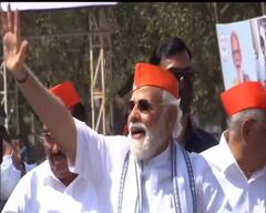 મોદીએ ચાલું રોડ શોમાં ખુલ્લી જીપના ડ્રાઇવરને ખભે હાથ મૂકીને શું આપી સૂચના? જુઓ વીડિયો