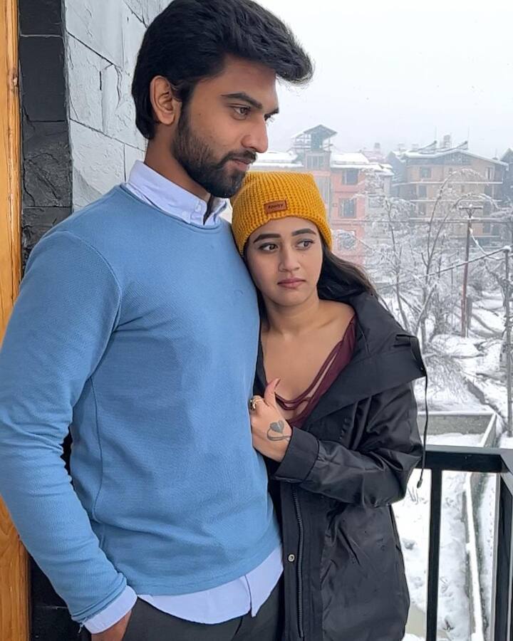 ‘‘ఇదేంటీ, దీప్తి సునయన ఈ యువకుడి గుండెపై వాలిపోయింది. ఆమెకు ఏమై ఉండచ్చో’’ అని అనుకుంటున్నారా? కంగారు పడకండి. ఈ ఫొటో తాజాగా ఆమె నటించిన ‘ఏమైవుండొచ్చో’ వీడియో ఆల్బమ్‌లోని స్టిల్స్. ఆమెకు జోడిగా ఆనంద్ పాత్రలో నటించిన విజయ్‌తో కలిసి దిగిన ఆ ఫొటోలను ఆమె శుక్రవారం తన ఇన్‌స్టాగ్రామ్‌లో పోస్ట్ చేసింది. ‘‘బెస్ట్ ఫ్రెండ్ (హార్ట్ బ్రేకింగ్ ఎమోజీ). మాయా లవ్స్ ఆనంద్’’ అని పోస్ట్ చేసింది. కేవలం ఆ వీడియో ఆల్బమ్ మాత్రమే కాదు, ఈ ఫొటోలు కూడా ఆమె అభిమానులకు బాగా నచ్చేశాయి. - Image Credit: Deepthi Sunaina/Instagram