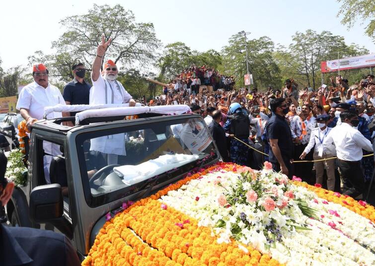 PM Modi's Two day Gujarat visit First day Program Airport to Kamlam Road show and Sarpanch Samelan PM મોદીનો રોડ શોઃ પીએમ મોદી પ્રદેશ ભાજપ કાર્યાલય કમલમ પહોંચ્યા, જાણો તમામ વિગતો