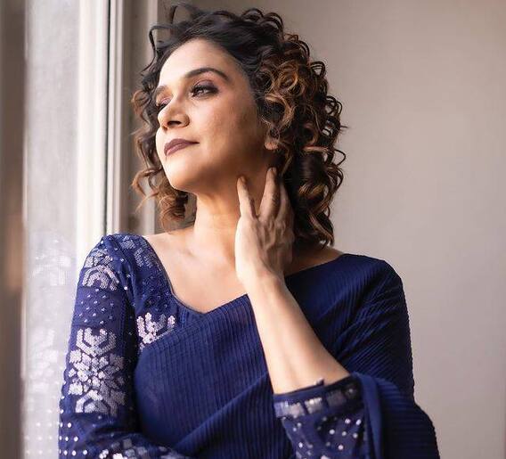 निळ्या साडीत मंजिरी ओकच्या घायाळ करणाऱ्या अदा!