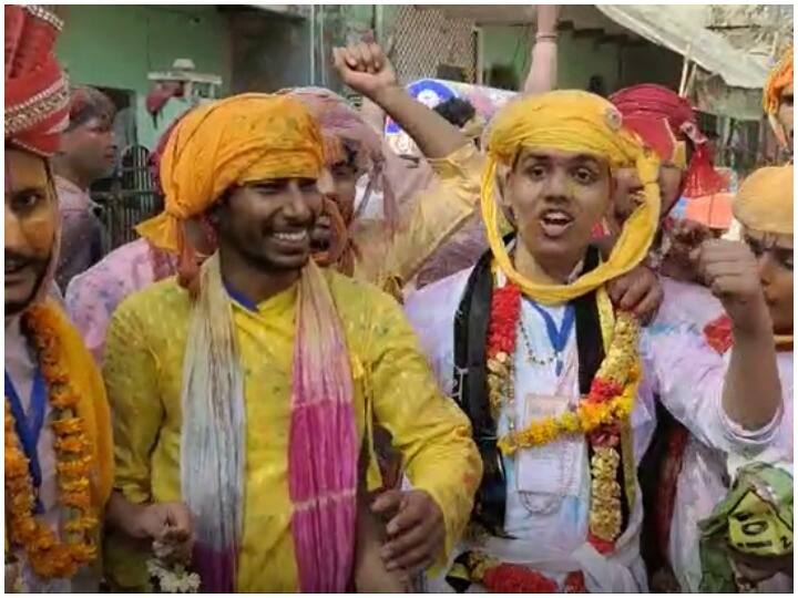 Lathmar Holi 2022: होली खेलने की तैयारी में नंदगांव के हुरियारे, बरसाना में बरस रहा प्रेम का लट्ठ Holi 2022 India Lathmar Holi in Barsana of Mathura being celebrated today ANN Lathmar Holi 2022: होली खेलने की तैयारी में नंदगांव के हुरियारे, बरसाना में बरस रहा प्रेम का लट्ठ