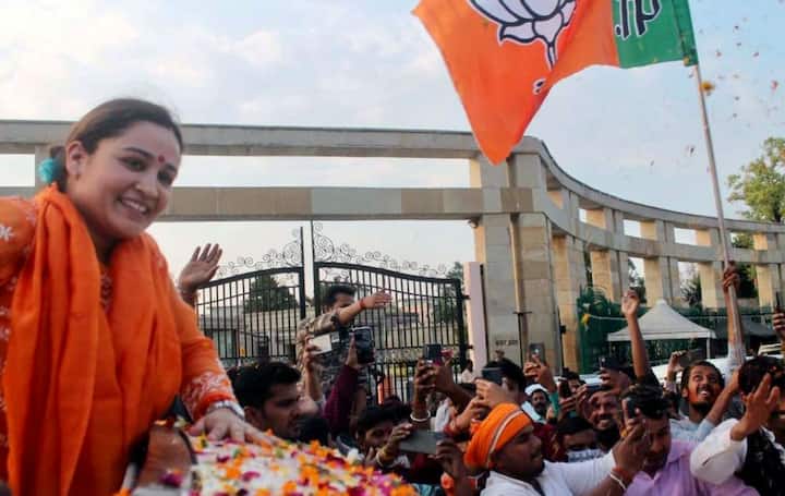 बता दें कि यूपी विधानसभा चुनाव के दौरान अपर्णा यादव ने सपा का साथ छोड़कर बीजेपी ज्वाइन कर ली थी. अपर्णा यादव मुलायम सिंह यादव की बहू और अखिलेश यादव के छोटे भाई की पत्नी हैं. वहीं बीजेपी को मिली जीत की खुशी में अपर्णा यादव खुद को रोक नहीं पाई और कार्यकर्ताओं के बीच पहुंचकर जश्न मनाने लगीं. उनके चेहरे की रौनक बयां कर रही है कि वे कितनी खुश हैं.