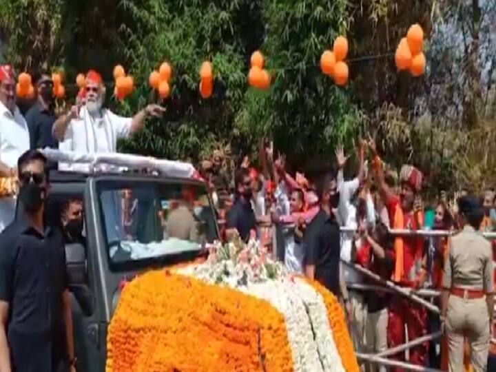 प्रधानमंत्री नरेंद्र मोदी आज गुजरात के दो दिवसीय दौरे पर हैं. पीएम एयरपोर्ट से बीजेपी दफ्तर तक रोड शो कर रहे हैं. रोड शो के बाद वह गुजरात पंचायत महासम्मेलन को संबोधित करेंगे. पीएम मोदी आज और कल यानि 12 मार्च को अपनी दो दिवसीय दौरे पर गुजरात आये हुये हैं.