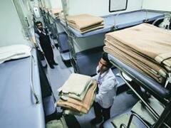 Railway News: ट्रेन में यात्रा करने वालों के लिए अच्छी खबर, अब सफर के दौरान कंबल और चादर देने पर हुआ ये फैसला