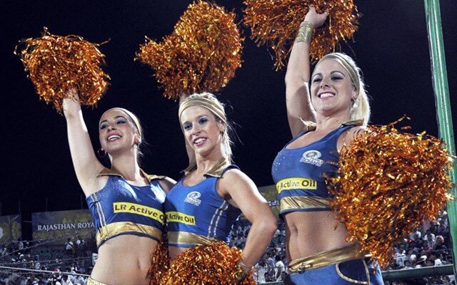 IPL Cheerleader : என்னை செக்ஸ் பண்டமா நடத்தினாங்க - மனம் திறந்த ஐபிஎல் சியர்லீடர் பெண்!