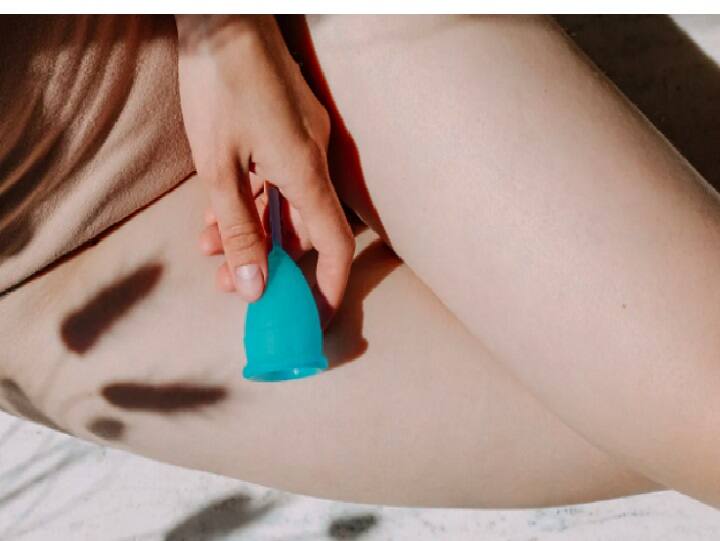 Everything You Need to Know About Using Menstrual Cups Menstrual Cup : நாப்கின் பயன்படுத்த சிரமமா.. அப்போ மென்ஸ்ருவல் கப் பயன்படுத்தலாம்.. இவ்வளவு ஈஸியான வழிகள்..