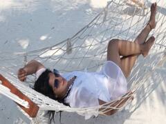 varalakshmi pics: மாலத்தீவில் கூல் கொண்டாட்டம் - வரலட்சுமியின் ஹாட் போட்டோஸ்..!