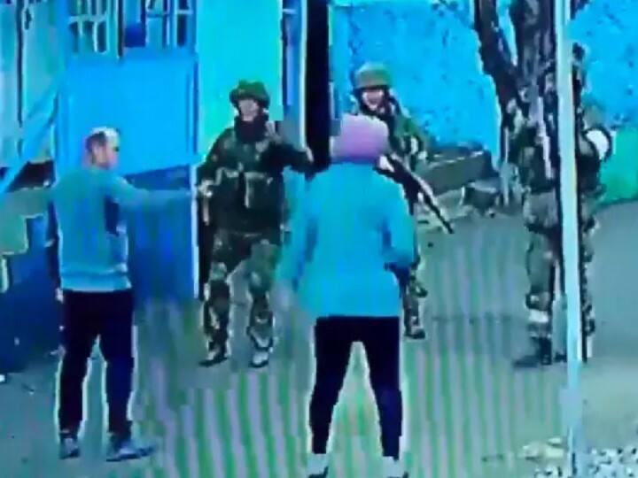 Elderly Couple Kick Out Russian Soldiers From Their Yard in Ukraine Ukraine Elderly Couple: తూటాలకు బెదరం, రష్యా సైనికులను తరిమికొట్టిన వృద్ధ జంట, వీడియోవైరల్