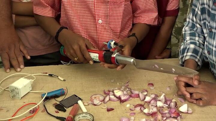 त्यासाठी त्याने एक शक्कल लढवली चाकूच्या मुठीवर एक मोटार लावून तिला पाते बसवले आणि एक स्मार्ट चाकू बनवला.