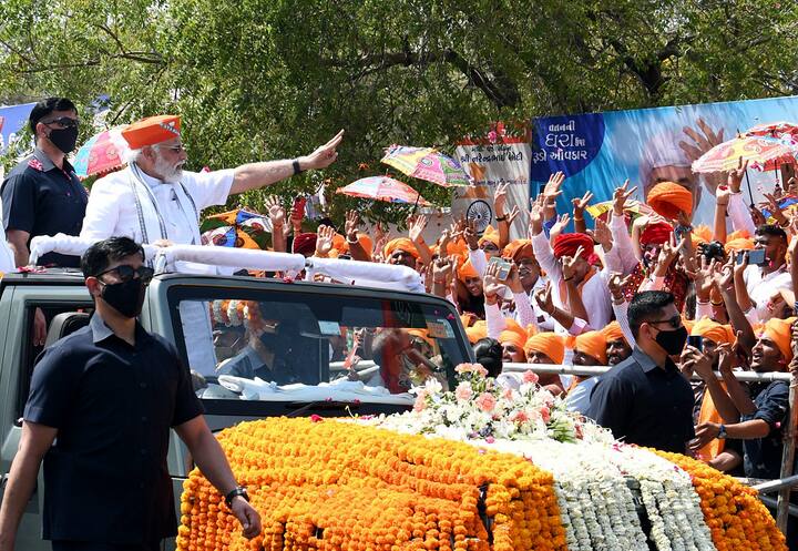 पंतप्रधान नरेंद्र मोदी यांच्या रोड शो मध्ये तब्बल 4 लाख नागरिक सहभागी झाले होते (All Photo Credit - ANI)