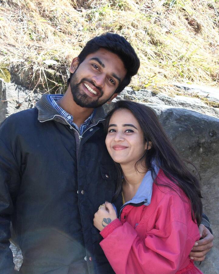 గత కొన్నేళ్లుగా ఆనంద్(విజయ్‌)కు బెస్ట్ ఫ్రెండ్‌గా ఉన్న మాయ(దీప్తి) అతడిపై ఫీలింగ్స్ మారుతాయి. అతడిని స్నేహితుడి కంటే ఎక్కువగా, ప్రేమికుడిగా భావిస్తుంది. ఈ విషయాన్ని స్లామ్ బుక్‌లో రాస్తుంది. - Image Credit: Deepthi Sunaina/Instagram