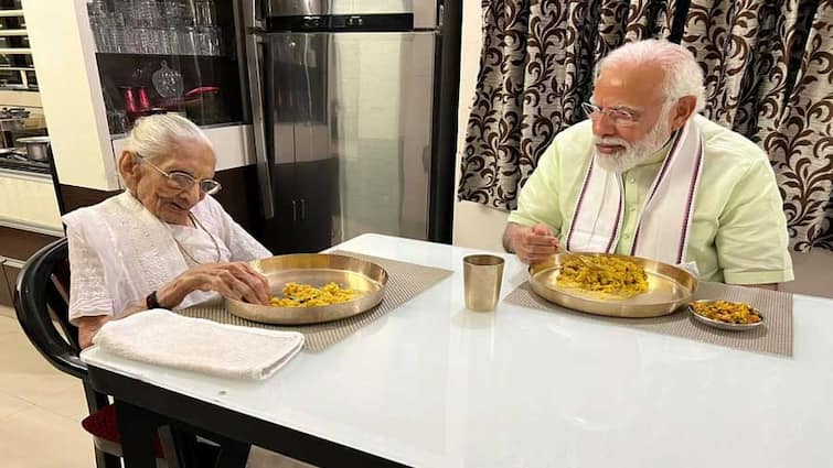PM Modi meets his mother Heeraben Modi at her residence in Gandhinagar PM Modi meets his mother: গাঁধীনগরে মায়ের সঙ্গে দেখা করলেন প্রধানমন্ত্রী, সারলেন খাওয়াদাওয়াও