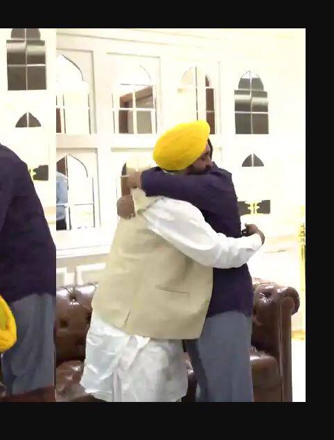 ਦਿੱਲੀ 'ਚ ਮਾਨ ਨੇ ਛੂਹੇ ਕੇਜਰੀਵਾਲ ਦੇ ਪੈਰ