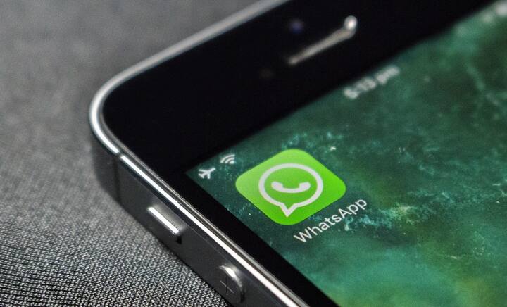 યૂઝર્સ આનાથી ચેક કરી શકે છે કે WhatsApp Web પર રન થનારા કૉડને ટેમ્પર નથી કરવામાં આવ્યુ. WhatsAppએ આને આસાના ભાષામાં સમજાવતા કહ્યું કે, WhatsApp Web ની સિક્યૂરિટી એકાઉન્ટ માટે Code Verify એક ટ્રાફિક લાઇટની જેમ કામ કરે છે.