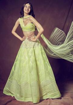 आलिया भट्ट से लेकर अनन्या पांडे तक, पैरेट ग्रीन रंग में कुछ ऐसे नजर आईं ये खूबसूरत एक्ट्रेसेस