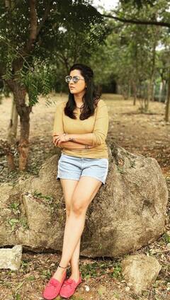 varalakshmi pics: மாலத்தீவில் கூல் கொண்டாட்டம் - வரலட்சுமியின் ஹாட் போட்டோஸ்..!