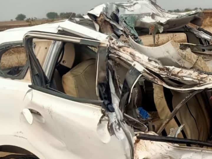 five people dead in car accident on akkalkot gangapur road   Solapur : अक्कलकोट -गाणगापूर रोडवर कारचा भीषण अपघात, पाच जणांचा जागीच मृत्यू  