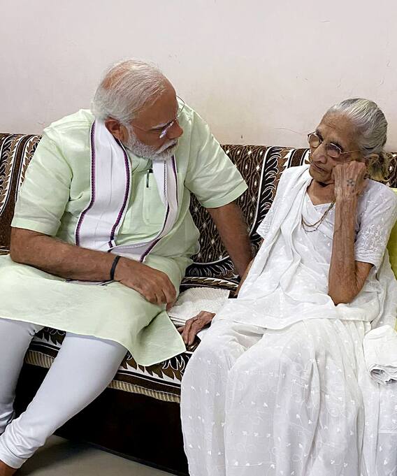 आईची भेट अन् जेवणाचा आस्वाद...., पंतप्रधानांच्या गुजरात दौऱ्याचे खास क्षण