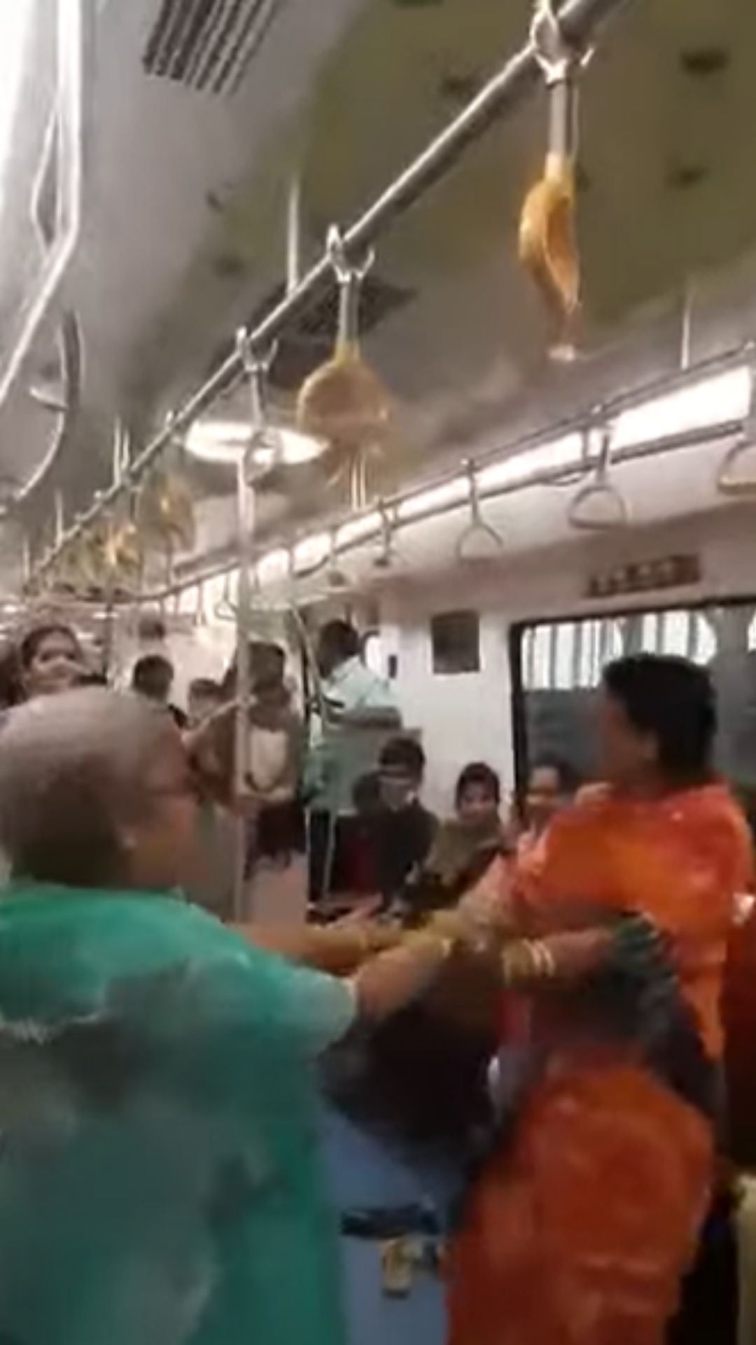 Pune Metro : पुणे मेट्रोतले भन्नाट किस्से! फुगड्या, भांडणं आणि बरंच काही... पाहा व्हिडीओ