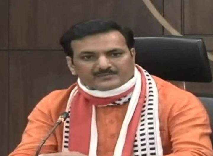 इटवा में शिक्षा मंत्री सतीश चंद्र समाजवादी पार्टी के माता प्रसाद पांडेय से 1,662 मतों से हार गए.