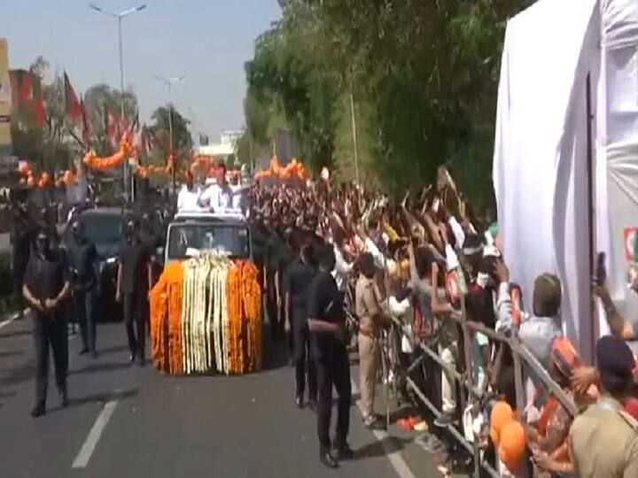 अहमदाबाद एयरपोर्ट से लेकर बीजेपी दफ्तर तक पीएम मोदी का मेगा रोड शो किया जा रहा है. आठ किलोमीटर लंबे इस रोड शो में पीएम मोदी का काफिला लगातार बढ़ता जा रहा है. इस बीच, बीजेपी की जीत से उत्साहित कार्यकर्ता इस रोड शो के दौरान ‘जय श्री राम’और ‘भारत माता’की जय के नारे लगा रहे हैं.