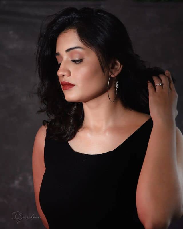 ‘फुलपाखरु’ या मालिकेतून लाखो तरुणांच्या मनावर जादू केलेली हृता सध्या झी मराठीवरील मन उडू उडू झालं या मालिकेतून घराघरात पोहचतेय ( photo: hruta12/ig)