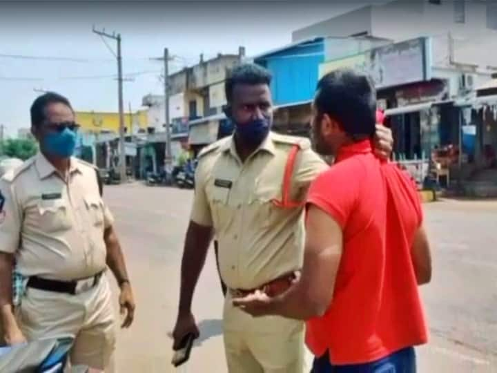 Nellore marripadu SI beats youth not putting mask video viral Nellore Viral Video: మాస్క్ పెట్టుకోలేదని యువకుడిపై రెచ్చిపోయిన మర్రిపాడు ఎస్సై, వీడియో వైరల్