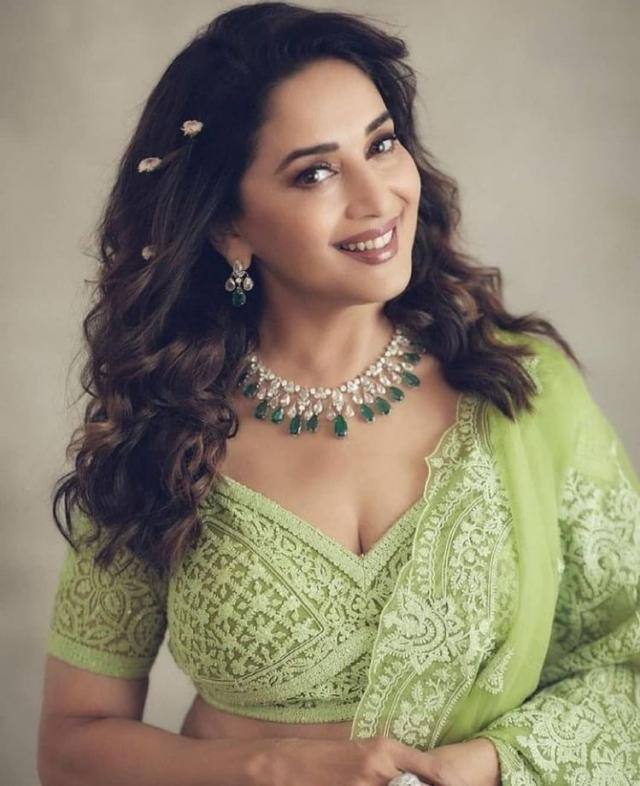 जब बॉलीवुड की इन अभिनेत्रियों ने अपने स्टाइल के साथ एक्सपेरिमेंट करते हुए, पैरेट ग्रीन कलर के लहंगे में एंट्री मारी तो देखने वालों की महफिल सीटी बजाती नहीं थकी.