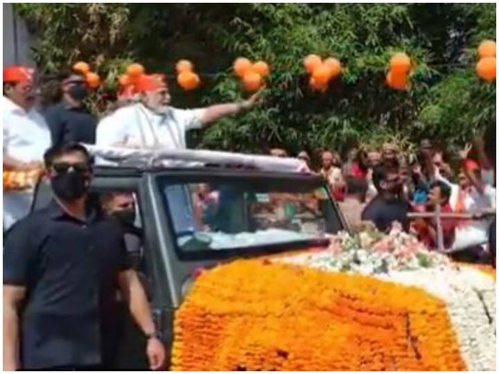 रोड शो के बाद पीएम मोदी बीजेपी के कमलम (गांधीनगर स्थित प्रदेश बीजेपी मुख्यालय) पहुचेंगे. दावा है कि रास्ते में चार लाख लोग उनका स्वागत करेंगे. विभिन्न गैर सरकारी संस्थाएं (एनजीओ), संगठन, बीजेपी कार्यकर्ता और मोदी के शुभचिंतक रोड शो के दौरान पीएम के पूर्व निर्धारित स्थानों पर मौजूद रहेंगे. कमलम में मोदी बीजेपी के सांसदों, विधायकों, पदाधिकारियों और राज्य कार्यकारिणी के सदस्यों के साथ बातचीत करेंगे.